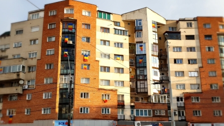 Și-au bătut propriul record: Blocul din Baia Mare cu cele mai multe steaguri tricolore arborate la ferestre de 1 Decembrie (FOTO)