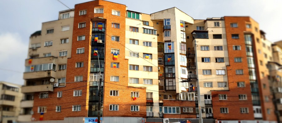 Și-au bătut propriul record: Blocul din Baia Mare cu cele mai multe steaguri tricolore arborate la ferestre de 1 Decembrie (FOTO)