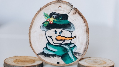 Preșcolarii și educatoarele Grădiniței Nr. 28 Baia Mare au confecționat decorațiuni de Crăciun pentru o cauză nobilă (FOTO)