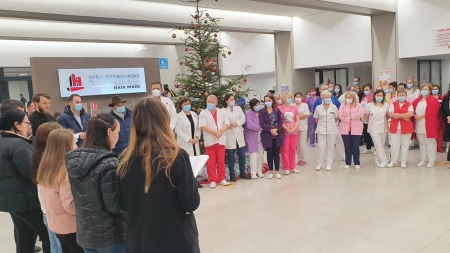 Momente emoționante: Primii colindători au trecut pragul Spitalului Județean de Urgență „Dr. Constantin Opriș” din Baia Mare (FOTO)