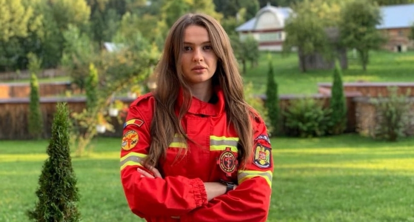 Vaccinarea cu doza trei: Adina Kofă, maramureșeanca din Borșa care este atât asistent medical și salvator montan cât și Miss Tourism România, susține campania!