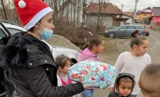 Andrada Toporaș și prietenii săi îi ajută pe Moș Nicolae și pe Moș Crăciun, să ajungă la 150 de copii, din mediile marginalizate de lângă Baia Mare