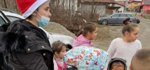 Andrada Toporaș și prietenii săi îi ajută pe Moș Nicolae și pe Moș Crăciun, să ajungă la 150 de copii, din mediile marginalizate de lângă Baia Mare