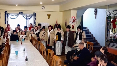 Pentru toți sunt sărbători: În Baia Mare de Crăciun vârstnicii au primit colindători!Seniorii de la căminul de specialitate, emoționați până la lacrimi! (FOTO)