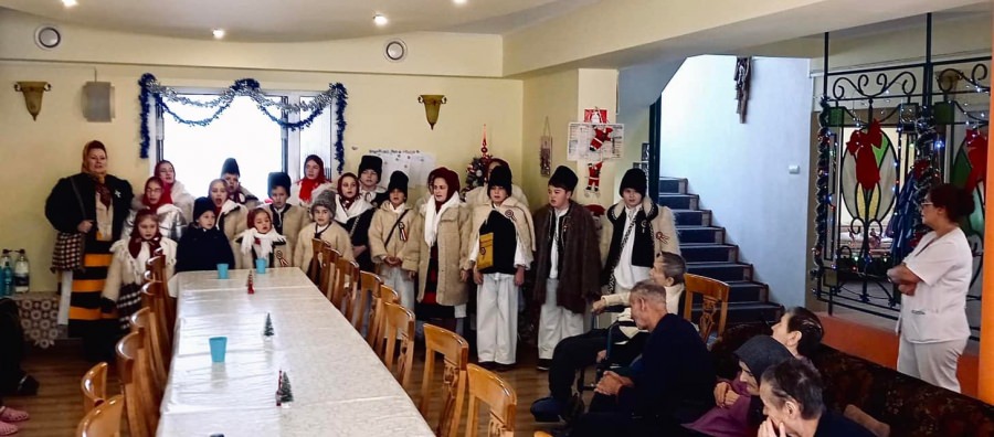 Pentru toți sunt sărbători: În Baia Mare de Crăciun vârstnicii au primit colindători!Seniorii de la căminul de specialitate, emoționați până la lacrimi! (FOTO)