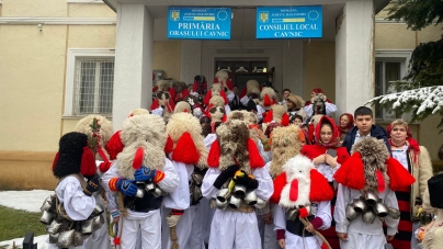 Obicei original de sărbători: În județul Maramureș orașul Cavnic a avut loc tradiționala paradă a brondoșilor care alungă toate spiritele rele! (VIDEO ȘI FOTO)