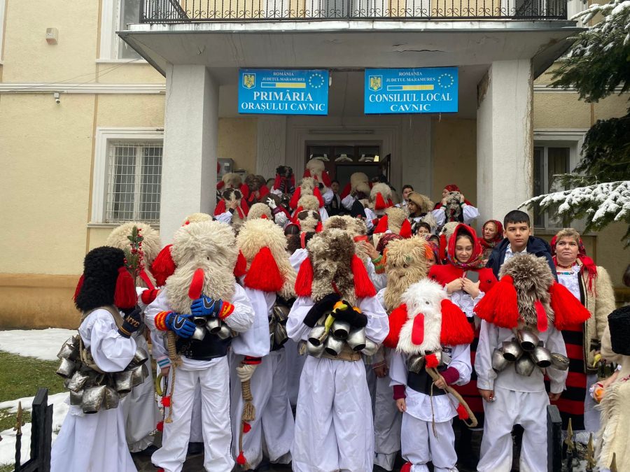 Obicei original de sărbători: În județul Maramureș orașul Cavnic a avut loc tradiționala paradă a brondoșilor care alungă toate spiritele rele! (VIDEO ȘI FOTO)