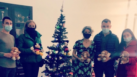 Tradiția numită „Ajută-ți aproapele”: În județul Maramureș o campanie de suflet pentru sprijinirea copiilor! Pachete pentru circa 330 micuți din Sighet! (FOTO)