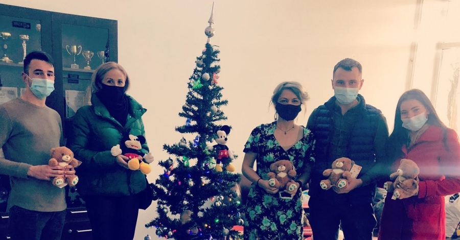 Tradiția numită „Ajută-ți aproapele”: În județul Maramureș o campanie de suflet pentru sprijinirea copiilor! Pachete pentru circa 330 micuți din Sighet! (FOTO)