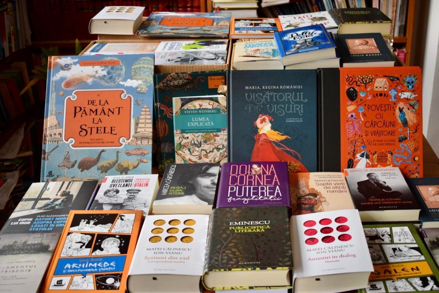 Un dar de suflet: În județul Maramureș o bibliotecă a primit multe cadouri din partea unei edituri daruri minunate! Vezi despre ce e vorba!