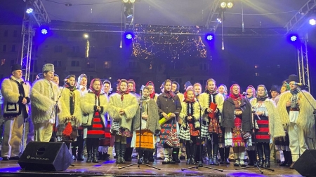 Sărbători frumoase în Maramureș: Concertul de colinde tradiționale românești din centrul orașului Cavnic a atras totodată localnici și turiști! (VIDEO ȘI FOTO)