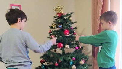 Crăciunul e pentru toți: Acum în Maramureș pregătiri speciale în sistemul de protecție a copilului! Centre rezidențiale și case de tip familial ornate adecvat!