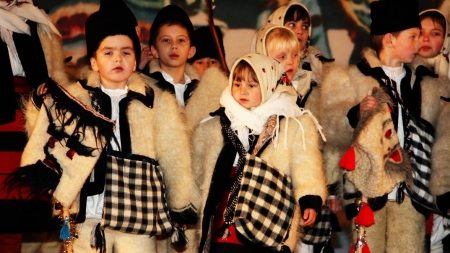 Moștenire culturală de marcă: În țara noastră avem tradiții și obiceiuri de generații cu ocazia Anului Nou. România autentică este și aici!