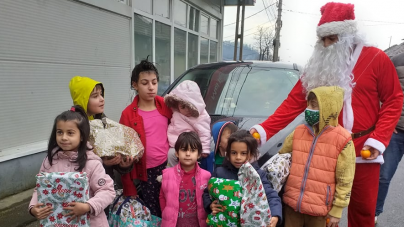 Maraton de fapte bune: În județul Maramureș copiii cuminți au primit multe cadouri de la Moș Nicolae! Mesagerii au dus daruri timp de 9 ore nevoiașilor! (FOTO)