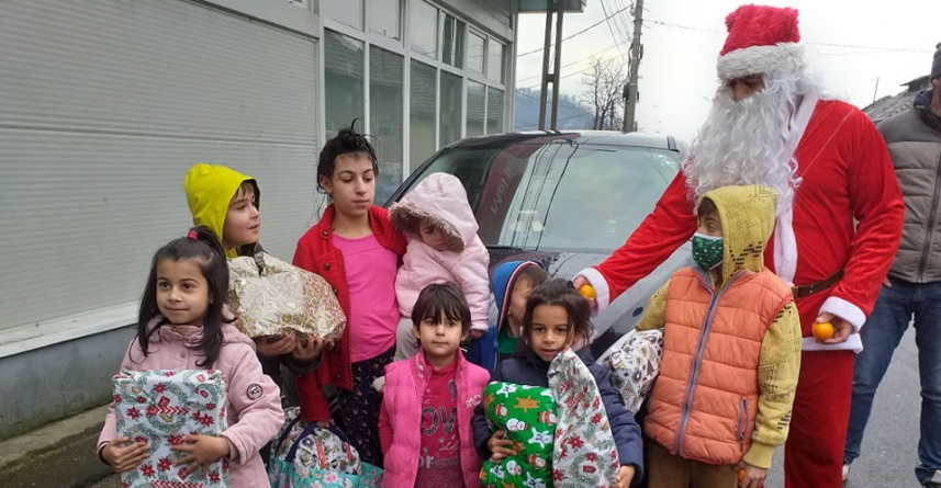 Maraton de fapte bune: În județul Maramureș copiii cuminți au primit multe cadouri de la Moș Nicolae! Mesagerii au dus daruri timp de 9 ore nevoiașilor! (FOTO)