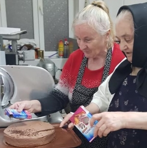 Pentru o zi bucătar: În județul Maramureș mare bucurie pentru toate persoanele vârstnice, din căminul din Baia-Sprie! Surpriză gustoasă, de Moș Nicolae! (FOTO)