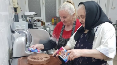 Pentru o zi bucătar: În județul Maramureș mare bucurie pentru toate persoanele vârstnice, din căminul din Baia-Sprie! Surpriză gustoasă, de Moș Nicolae! (FOTO)