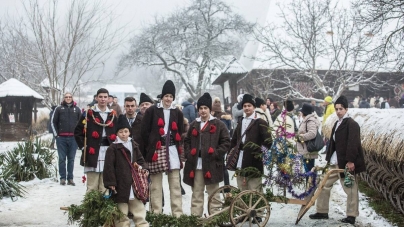 În satul din oraș:În județul Maramureș 9 localități își vor aștepta colindătorii acum în ediția a 13-a a evenimentului care anunță că vin sărbătorile de iarnă!