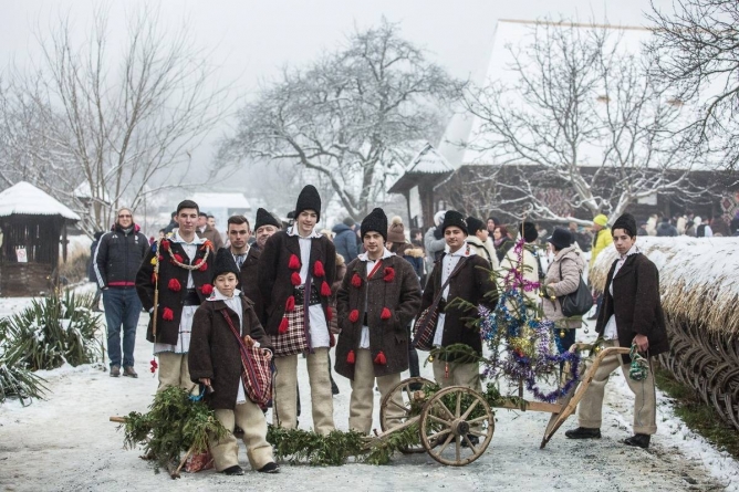 În satul din oraș:În județul Maramureș 9 localități își vor aștepta colindătorii acum în ediția a 13-a a evenimentului care anunță că vin sărbătorile de iarnă!