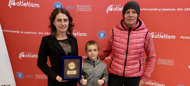 Aprecierea unei mari performanțe: Nicoleta Sasu, alergătoarea din Maramureș, desemnată cea mai bună sportivă la Masters, de către Federația de Atletism! (FOTO)