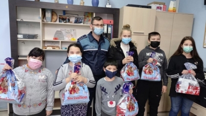 Polițiștii, ajutoarele Moșului: Peste 30 de copii din familii defavorizate au primit cadouri
