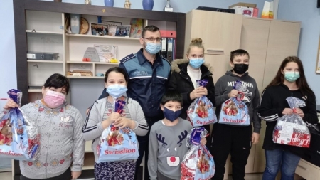 Polițiștii, ajutoarele Moșului: Peste 30 de copii din familii defavorizate au primit cadouri