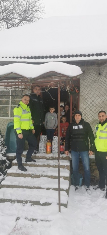 Polițiștii din Șomcuta Mare s-au transformat în Moș Crăciun pentru mai multe familii nevoiașe