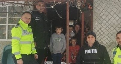 Polițiștii din Șomcuta Mare s-au transformat în Moș Crăciun pentru mai multe familii nevoiașe