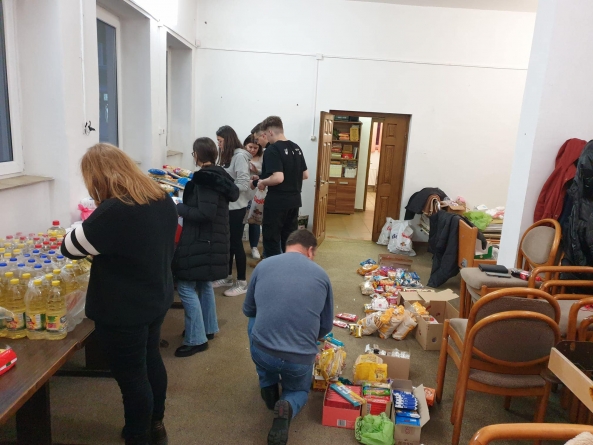 Mână de la mână: În județul Maramureș o campanie de strângere a alimentelor pentru familiile nevoiașe. 800 kg donate în câteva zile! (FOTO)