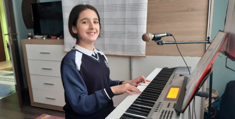 Special DirectMM: An Rodnic: Teodora Dănțăușa, artista din Maramureș care a obținut premii și bifat succese, pe bandă rulantă, cu talentul său! (VIDEO ȘI FOTO)