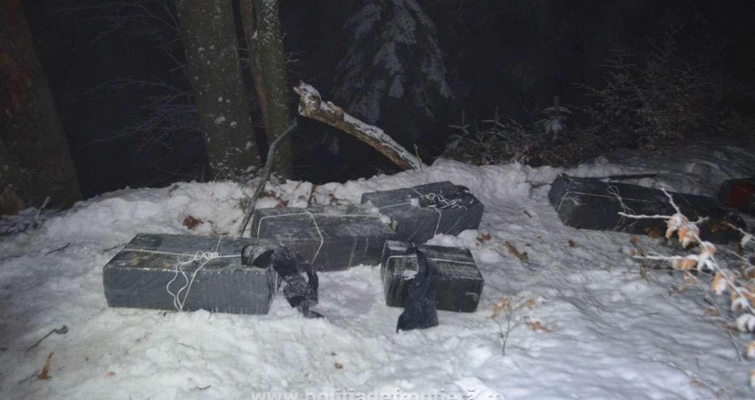 Aproximativ 6.500 de pachete cu ţigări au fost descoperite de polițiștii din Valea Vişeului
