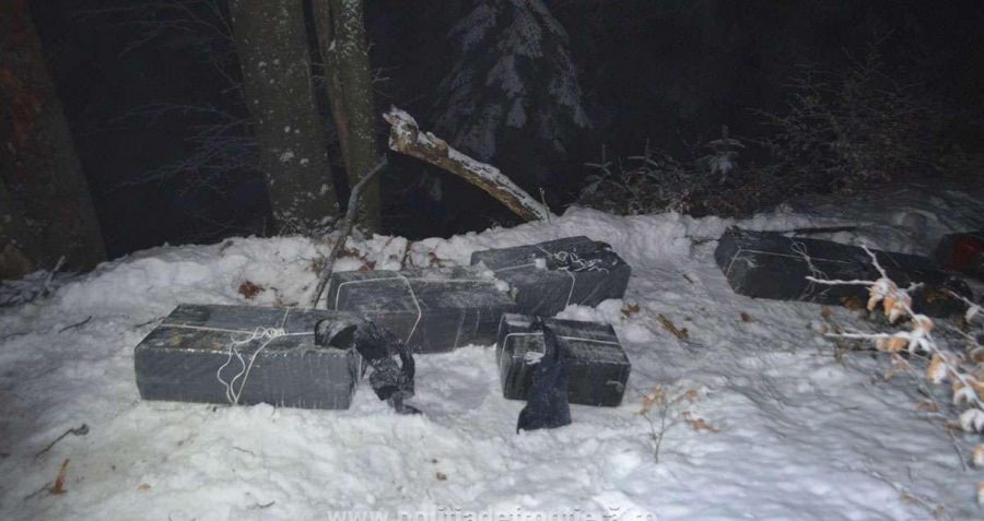 Aproximativ 6.500 de pachete cu ţigări au fost descoperite de polițiștii din Valea Vişeului