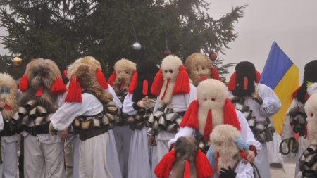 În Baia Sprie: Noul An a început cu tradiționalul joc al moșilor (FOTO)