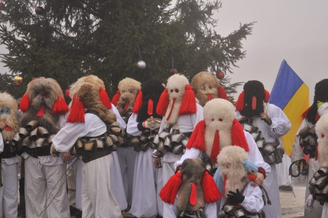 În Baia Sprie: Noul An a început cu tradiționalul joc al moșilor (FOTO)