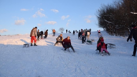 Distracție în zăpadă în Finteușu Mare; La inițiativa preotului paroh, numeroși localnici au ieșit la derdeluș (FOTO)