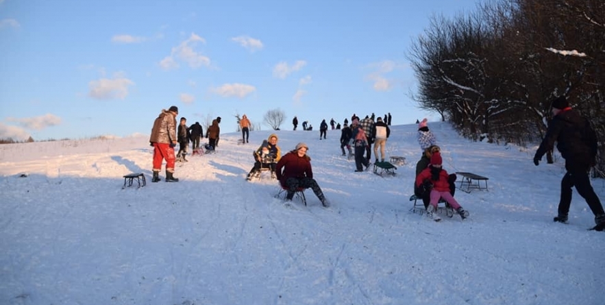 Distracție în zăpadă în Finteușu Mare; La inițiativa preotului paroh, numeroși localnici au ieșit la derdeluș (FOTO)