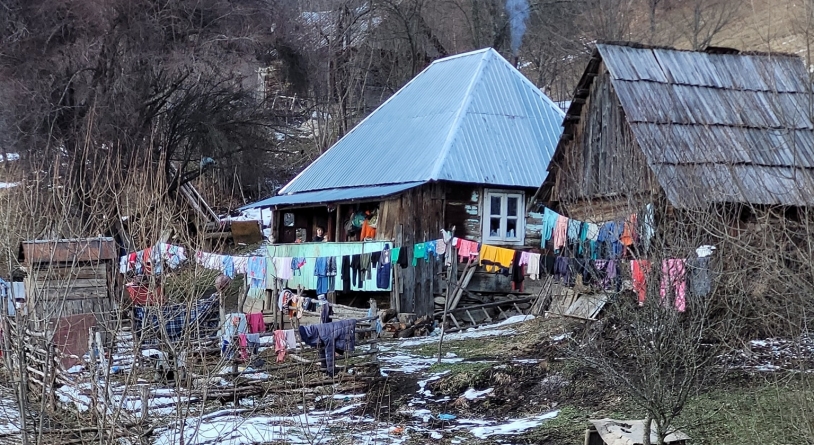 Apel umanitar: Șapte copii din Poienile de sub Munte au nevoie de o nouă casă; Povestea unei familii greu încercată (FOTO)