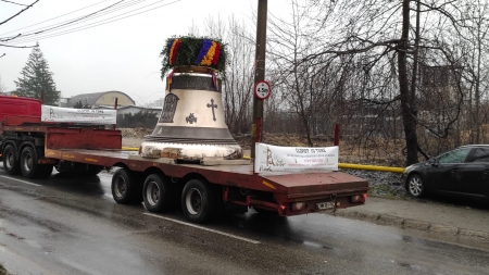 Cel mai mare clopot din România a fost construit în Baia Mare, iar de curând acesta a plecat spre noua sa casă (FOTO)