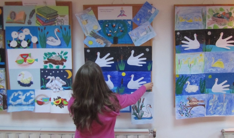 „Somnoroase păsărele”: Expoziţie de artă plastică la Biblioteca Judeană Baia Mare