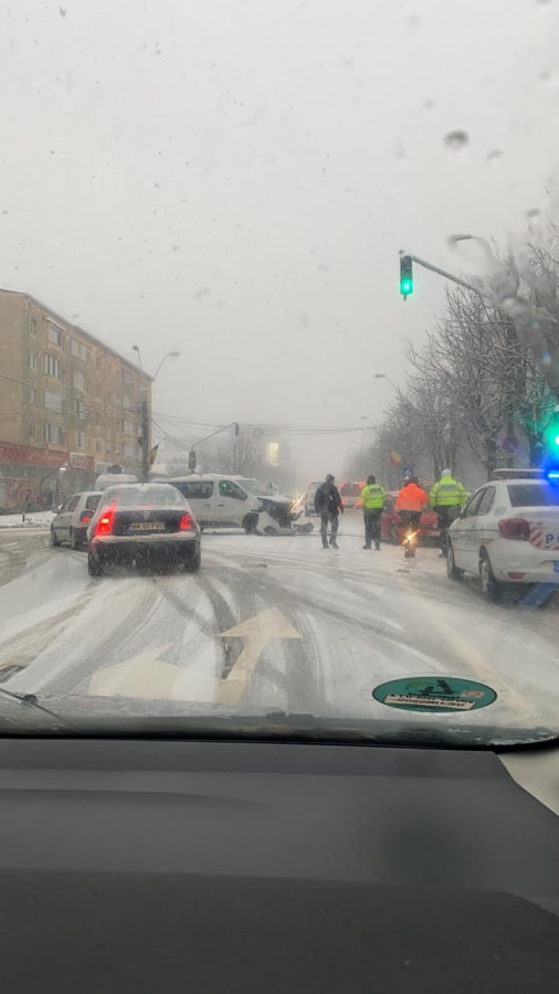 Zăpada a adus bucurie, dar și multe incidente în această dimineață