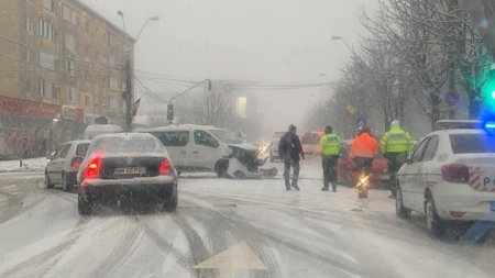 Zăpada a adus bucurie, dar și multe incidente în această dimineață
