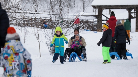 Iarna pe uliță: Sute de copii s-au bucurat în aceste zile de derdelușul amenajat în incinta Muzeului Satului din Baia Mare (FOTO)