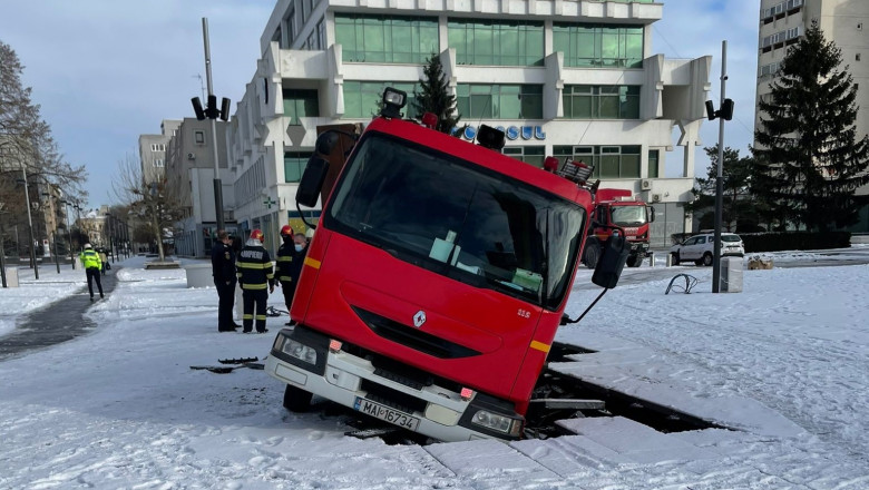 Noua fântână arteziană din Satu Mare, distrusă de două autoutilitare MAI care au trecut peste ea