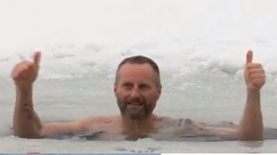 Experiență inedită: Un băimărean a făcut baie la copcă la Mogoșa; Ce beneficii aduce asta pentru sănătate (FOTO)