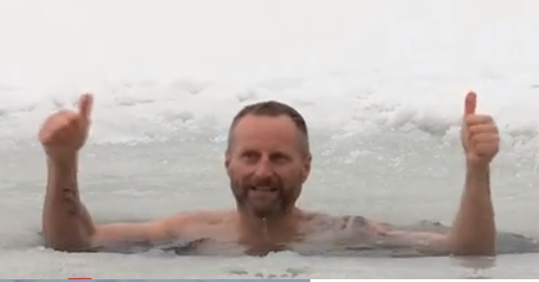 Experiență inedită: Un băimărean a făcut baie la copcă la Mogoșa; Ce beneficii aduce asta pentru sănătate (FOTO)