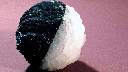 File din istoria noastră: În județul Maramureș în municipiul Baia Mare se împlinesc exact opt ani de la cazul calcitului de Herja, o piesă extrem de valoroasă!