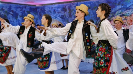 Ansamblul „Transilvania” face înscrieri pentru cursurile de dans popular