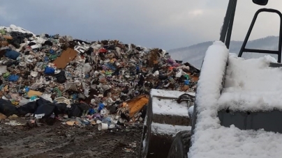 După faptă și răsplată: Primăria Baia Mare, sancționată contravențional de Apele Române pentru că a depozitat gunoaie, în mod ilegal, chiar pe malul Săsarului!