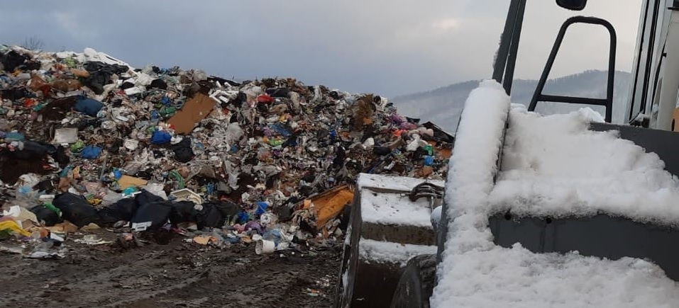 După faptă și răsplată: Primăria Baia Mare, sancționată contravențional de Apele Române pentru că a depozitat gunoaie, în mod ilegal, chiar pe malul Săsarului!