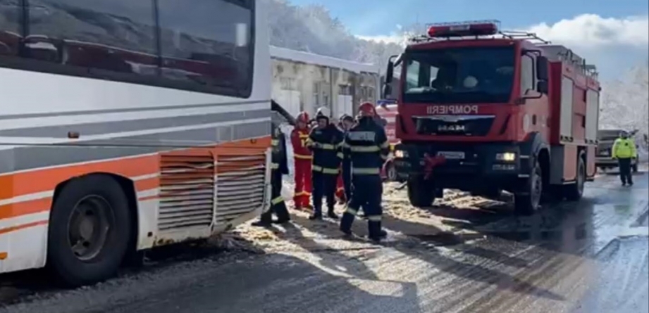Alertă în această dimineață: În județul Maramureș în orașul Cavnic flăcări la autocar în care se aflau total 13 copii plus 25 adulți!(FOTO)